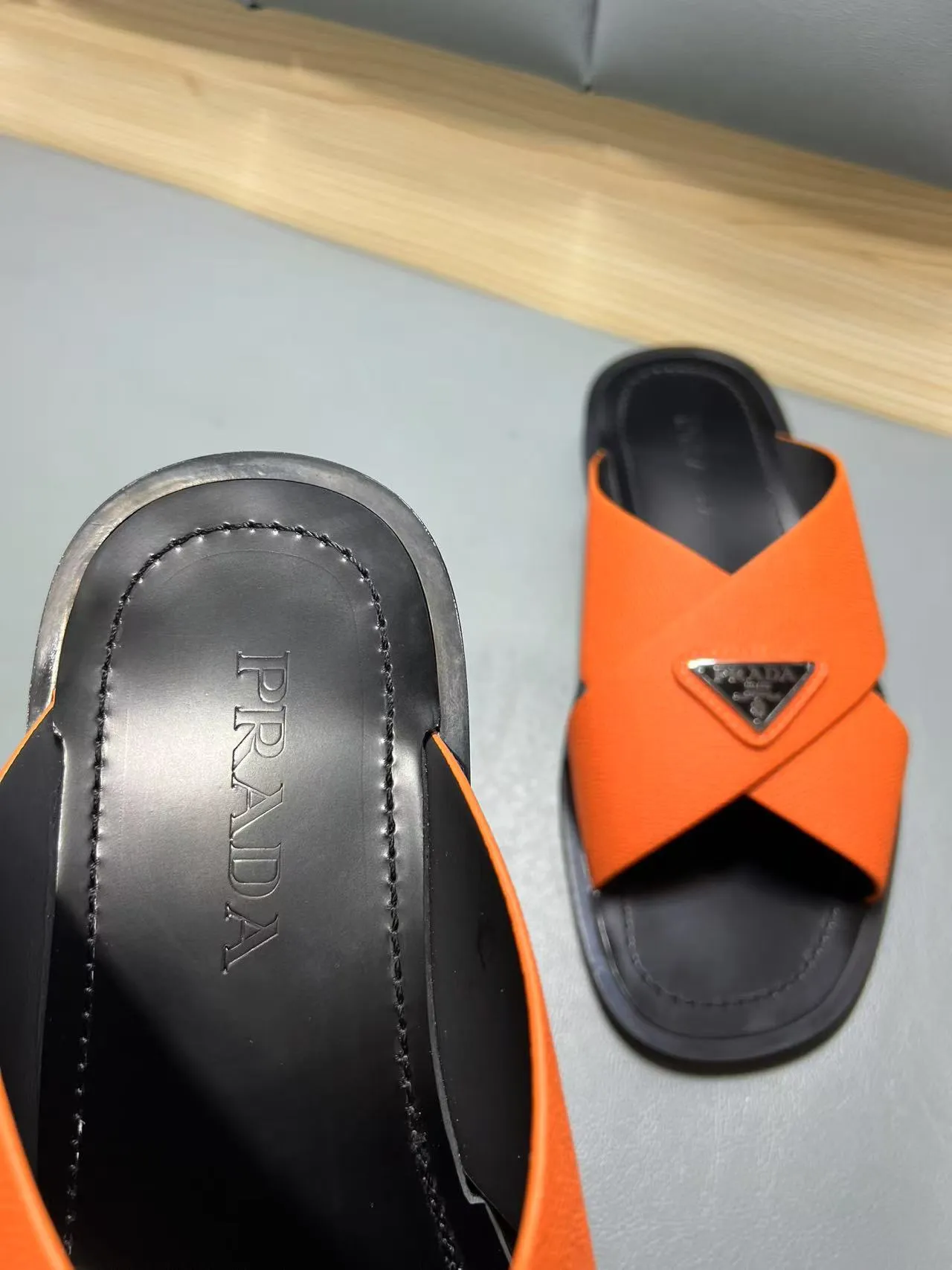 340💰PRADA Prada’s latest slippers are synchronized with the official website. This slipper is made of the brand’s unique and iconic Saffiano leather. The brand logo jumps out from the double straps, and the brand style is clearly visible. Cowhide gives men elegant charm and functional design, making it an ideal choice for vacation and leisure. Size:38-45